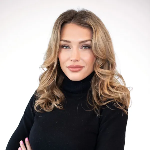 Maria Pokoeva - Maria studied law at the University of Finance and Administration in Prague and subsequently completed her studies in court interpreting at Charles University. In her practice, she has long been at the interface of law, finance and investor relations. She combines legal, business and investment perspectives, thereby contributing to the effective setting of internal processes and the development of quality investor relations. As part of her role, she focuses on communication and building long-term relationships with investors.